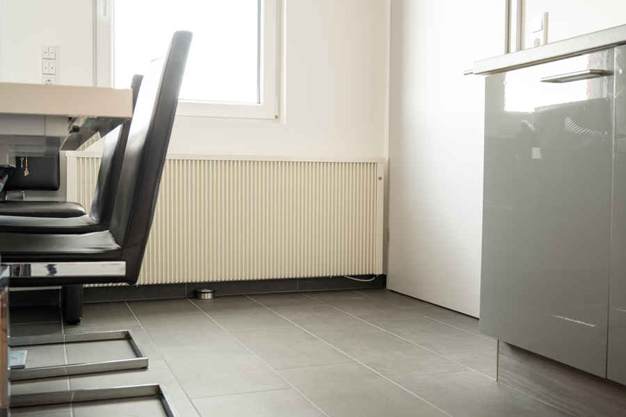 Modernes Büro mit elektrischer Flächenspeicherheizung und gemütlicher Einrichtung