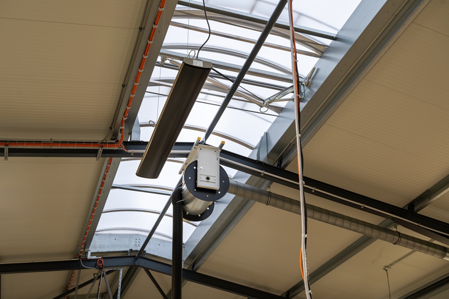 Große Industriehalle mit effizienter Deckenheizung